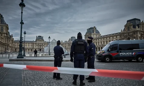 Двоє підозрюваних у пограбуванні Лувру частково визнали провину