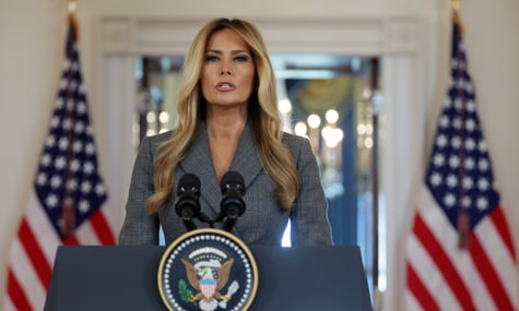 Перша леді США Меланія Трамп під час виступу у Білому домі, 9 квітня 2026 року Перша леді США Меланія Трамп під час виступу у Білому домі, 9 квітня 2026 року