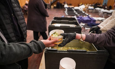 Пункт допомоги районного управління Штегліц-Целендорф, який організували після підпалу електрокабелів, Берлін, Німеччина, 5 січня 2026 року