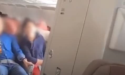Пасажир літака з Південної Кореї пояснив, чому відчинив двері під час польоту