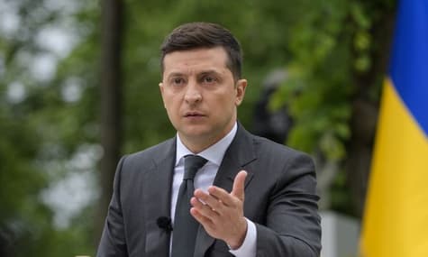 Зеленський про обстріл автобуса на Харківщині: Ми не повинні допустити повернення до «лихих 90-х»