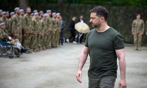 «Бути солдатом зараз — небезпечно». Зеленський сподівається на допомогу партнерів із фінансуванням системи контрактів для військових