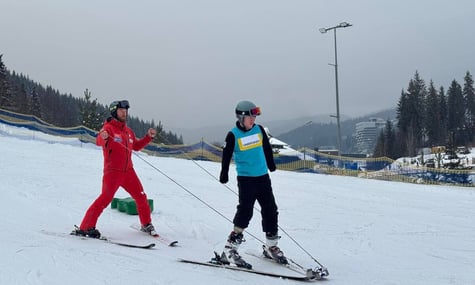 Ветеран, який втратив на війні руки та ноги, став на лижі. Це перший такий випадок в Україні