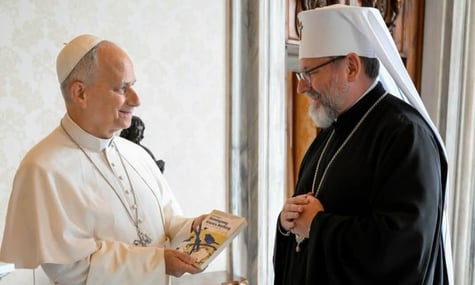 Папі Леву подарували книжку Артура Дроня «Гемінґвей нічого не знає»