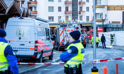 Поліціянти стоять на варті на місці інциденту у барі Le Constellation у Кран-Монтані, 1 січня 2026 року