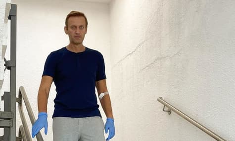 «Налить себе водички — целый аттракцион». Навальный после отравления впервые встал и рассказал о реабилитации