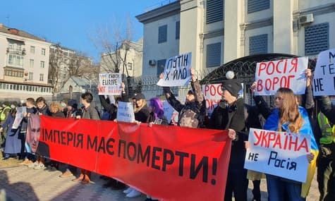 «Империя должна умереть»: под посольством России в Киеве — акция протеста