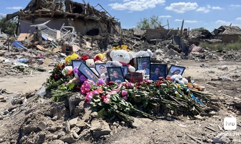 У Радушному люди приносять квіти й іграшки до будинку, у якому загинула родина Воронових. Пошуки загиблих досі тривають