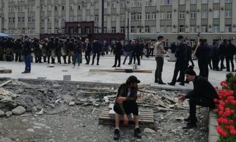 У Владикавказі протестують проти карантину: влада покликала ОМОН, люди кидають у нього каміння