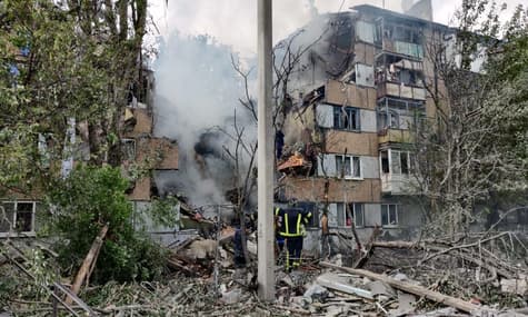 Оккупанты обстреляли жилой дом в Бахмуте: по меньшей мере один человек погиб, ранен ребенок