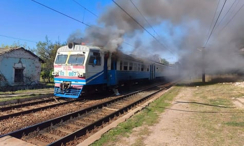 россияне ударили по пригородному поезду в Харьковской области — один человек погиб, еще восемь пассажиров пострадали (ДОПОЛНЕНО)