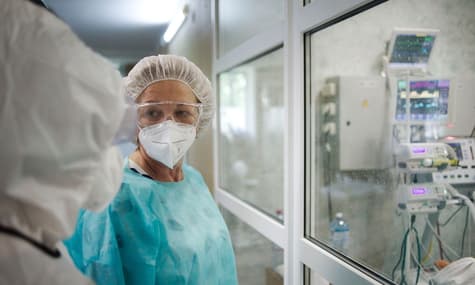 Вже понад 70 тисяч людей в Україні померли від ускладнень COVID-19. Найбільше — у Києві