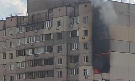 На Позняках горит многоэтажка - рядом с домом, где недавно произошел взрыв