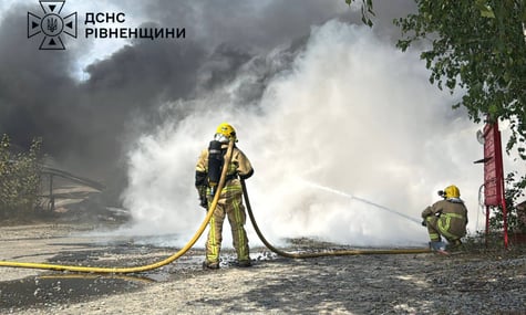 На Рівненщині без тривоги чули вибухи — горить одне з підприємств, причини загоряння уточнюють