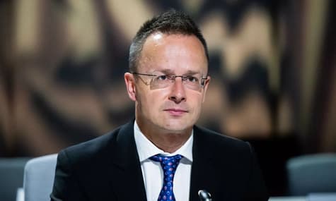 Угорщина не хоче України в ЄС, бо «з нею прийде і війна» — Сіярто