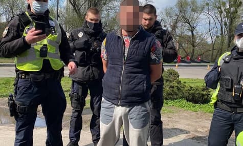 В Киеве неизвестный открыл огонь по коммунальщикам, которые ремонтировали дорогу. Есть раненый