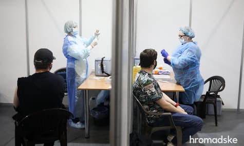 Пишут, что в Киеве против коронавируса вакцинируют всех желающих, а не приоритетные группы. Попытались выяснить, так ли это