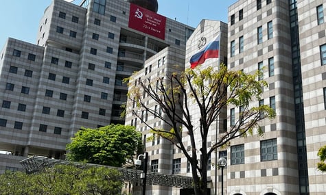 Посольство рф у Сеулі вивісило 12-метровий банер із написом «Перемога буде за нами», а потім відмовилося знімати його