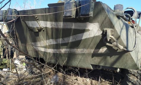Українські бійці захопили російський БТР, в якому були крадені ноутбуки та гроші