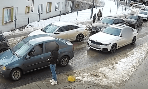 У Львові чоловік облаяв водія, що зупинився під час хвилини мовчання. Він пояснив, що віз дитину в лікарню