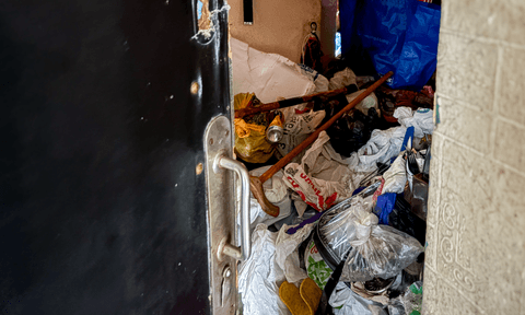 Сусідка захаращує квартиру сміттям, у вас — таргани й нема опалення, бо в неї прорвало труби. Що робити?