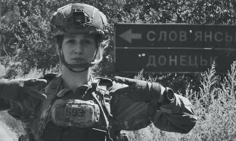 Першою в класі перейшла на українську мову, а після повноліття приєдналася до «Азову». Памʼяті 19-річної Дарьї Лопатіної
