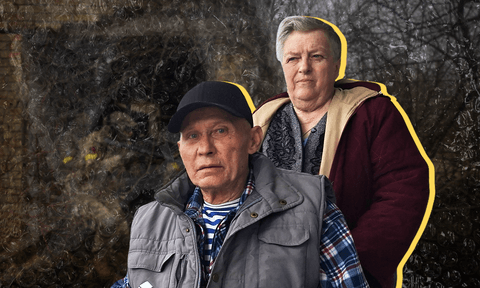 13 кілометрів дороги з дронами над головою: як літня жінка вивозила з-під обстрілів свого чоловіка на колісному кріслі