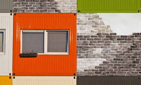 «Будемо, мабуть, дорогу перекривати». Чому жителі Ірпеня роками живуть у тимчасових домівках