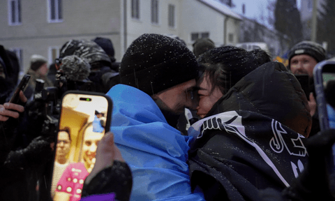 «Коли чоловік потрапив у полон, син був метр на зріст. А зараз — метр сімдесят». Репортаж із першого обміну за п’ять місяців