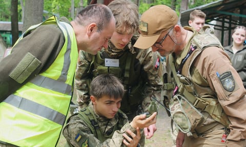 «Ми не робимо з дітей солдатів, ми готуємо їх до реального життя». Як львівських учнів вчать стріляти та надавати медичну допомогу