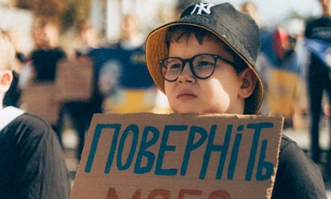 Листи без відповіді. Як 10-річний Дмитро втратив маму та мріє, щоб тато повернувся з полону