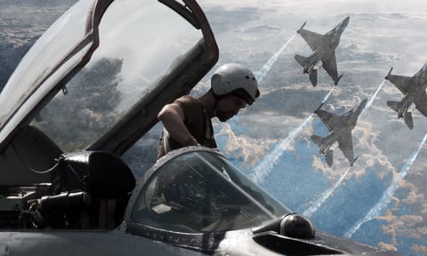 Міг катапультуватися, але відвів літак від села й загинув. Памʼяті Героя України пілота Максима Устименка