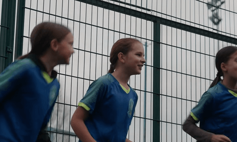 «Йшла в українській формі з тренування, чую — щось жужить. Підіймаю голову, а там дрон» — 11-річна Марія-Анна про життя в Херсоні