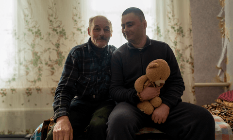 Уламок вимкнув третину мозку. Як у селі без пральної машини, води й туалету батько доглядає пораненого сина