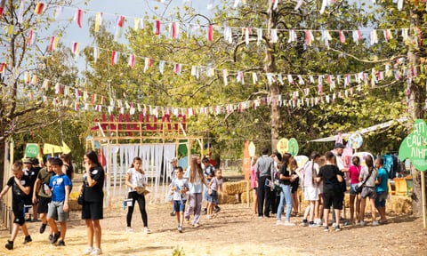 Дитячий табір за 48 кілометрів від окупації. Як маленькі митці на Миколаївщині «блищикували»