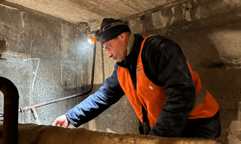 «Сказали їхати — поїхали. Мовчки». Як залізничники із Запоріжжя та Кривого Рогу рятують столичні квартири