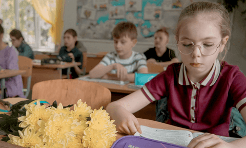 Останній дзвінок на могилі однокласників. Рік після трагедії в Коростишеві, коли росіяни вбили трьох дітей з однієї родини