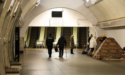 Бійки за лавки, крадіжки, наїзди на чужинців. Хто ці люди, які щодня ночують у метро