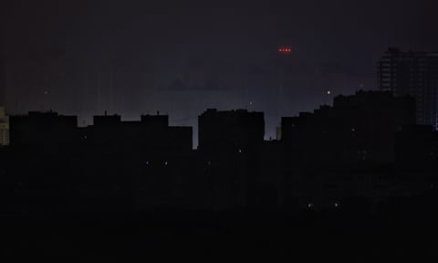 Більше відключень, більше темних годин. Інтерв’ю з енергетичним експертом про те, коли до українців повернеться електрика