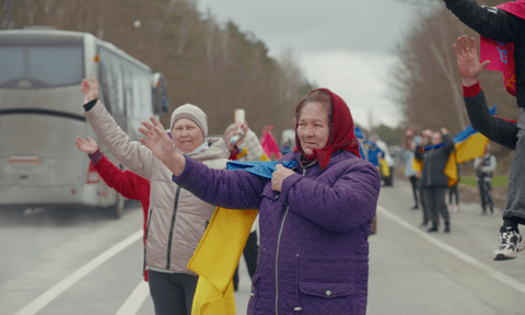 «Все кидаємо — і біжимо». Репортаж із села Нові Яриловичі біля кордону, яке найпершим зустрічає автобуси з полоненими