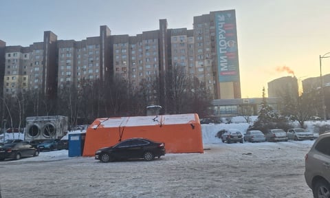 «Я сама голову два тижні не мила, а від мужиків аж смердить». Репортаж із Голосієва, де люди мерзнуть у будинках