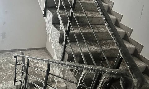 Без опалення в Києві замерзає лежачий ветеран. А вчора в будинку ще й сталася пожежа