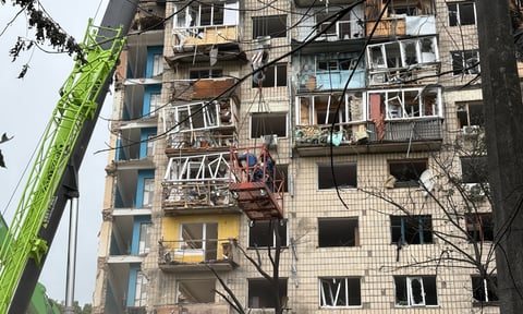 «Приліт на Відрадному? Боже, там же квартира моєї доньки!». Репортаж зі зруйнованого будинку