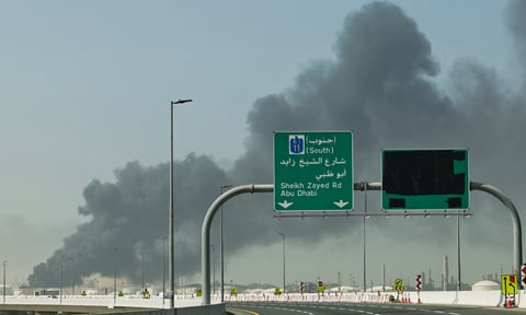 «Ми думали, тут ніколи не буде війни. Страшно лягати спати». Що кажуть українці, які опинилися заблокованими в Дубаї