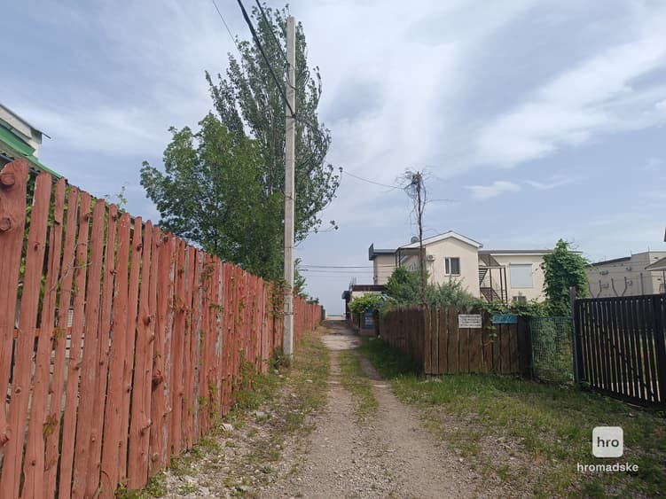 Безлюдна стежка на пляж