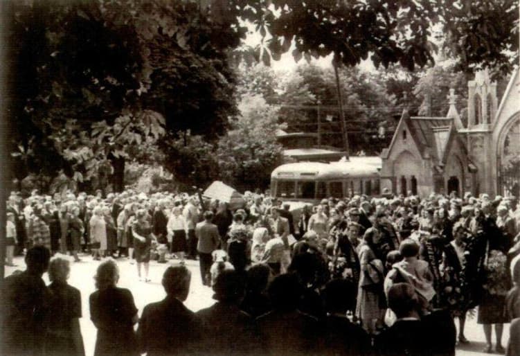 Похорон Олени Степанів на Личаківському цвинтарі у Львові,13 липня 1963