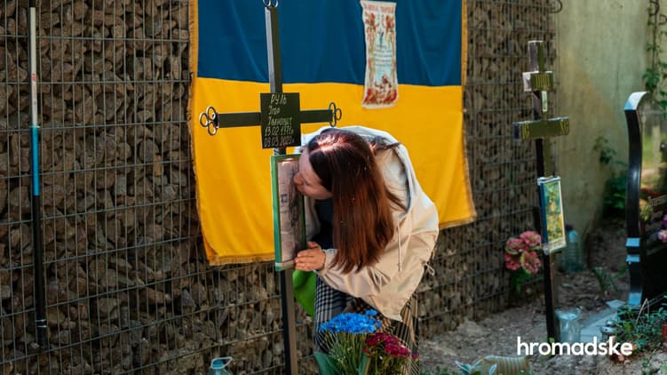  Юлія на кладовищі біля могили її чоловіка Ігоря Руля