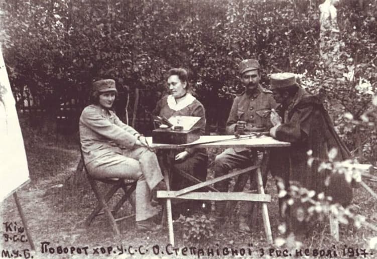 Олена Степанів (зліва) у Коші УСС у Пісочній над Дністром, вересень 1917 року