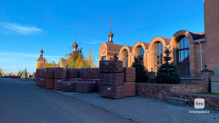 Під церквою складена червона цегла