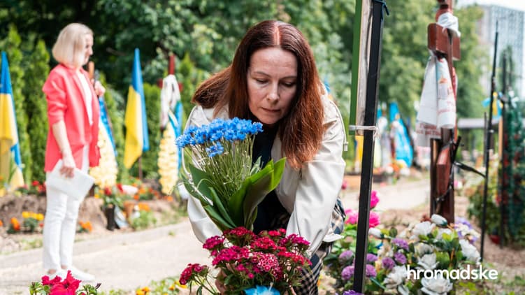 Вдови Ігоря Руля і Володимира Петрика – Юлія та Ірина прийшли на кладовище до своїх чоловіків